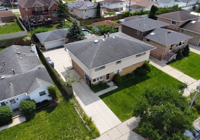 Photo 3 of Single family home for sale at 5711 W 87th Place, Oak Lawn, IL 60453 | MLS# 12709030 | Listing updated on 2026-09-11