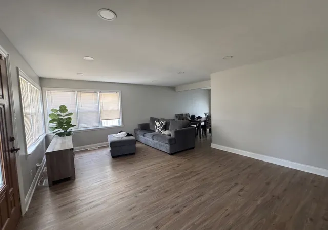 Photo 4 of Single family home for sale at 5711 W 87th Place, Oak Lawn, IL 60453 | MLS# 12709030 | Listing updated on 2026-09-11