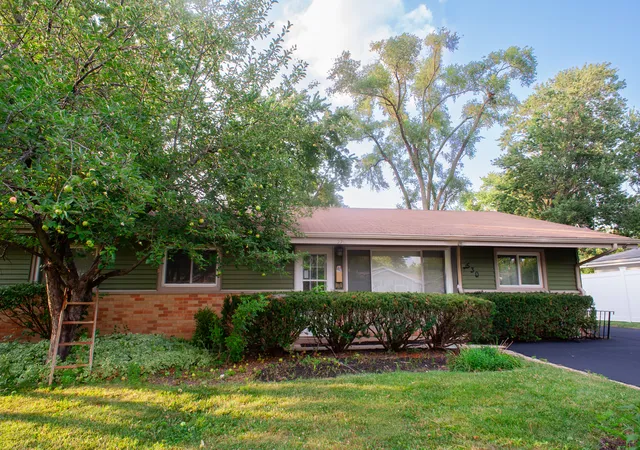 Photo 2 of Single family home for sale at 530 Maywood Ln, Hoffman Estates, IL 60169 | MLS# 12709055 | Listing updated on 2026-09-15