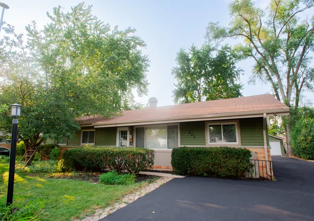Photo 3 of Single family home for sale at 530 Maywood Ln, Hoffman Estates, IL 60169 | MLS# 12709055 | Listing updated on 2026-09-15