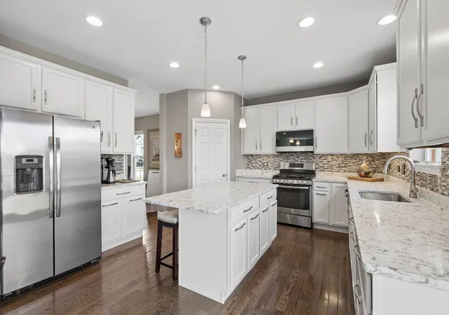 Photo 3 of Single family home for sale at 13824 Amelia Dr, Lemont, IL 60439 | MLS# 12709471 | Listing updated on 2026-09-13