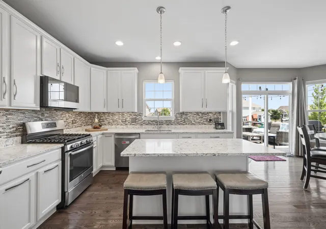Photo 4 of Single family home for sale at 13824 Amelia Dr, Lemont, IL 60439 | MLS# 12709471 | Listing updated on 2026-09-13