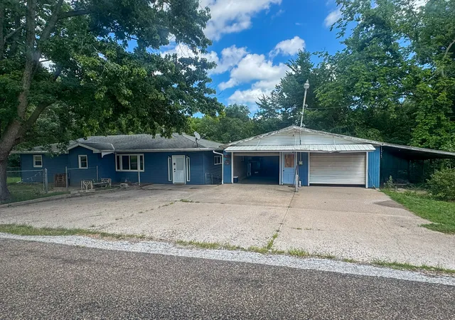 Photo 1 of Single family home for sale at 800 Shady Acres Ln, Quincy, IL 62305 | MLS# 12709674 | Listing updated on 2026-09-09