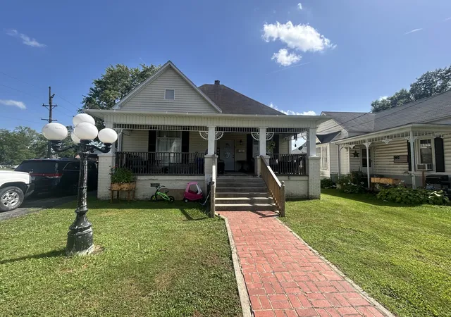 Photo 2 of Single family home for sale at 107 W Lincoln St, Harrisburg, IL 62946 | MLS# 12709732 | Listing updated on 2026-09-15