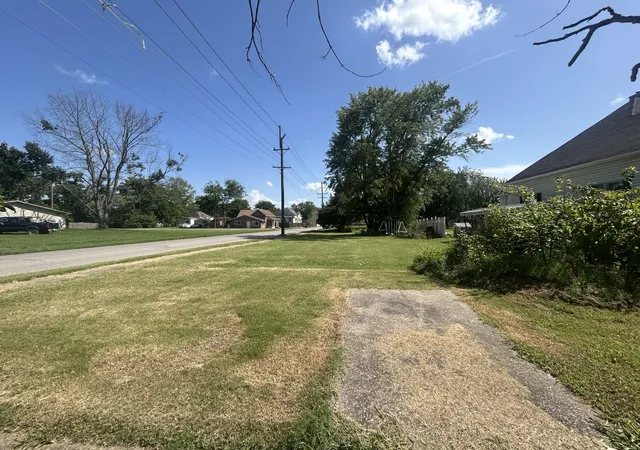 Photo 4 of Single family home for sale at 107 W Lincoln St, Harrisburg, IL 62946 | MLS# 12709732 | Listing updated on 2026-09-15