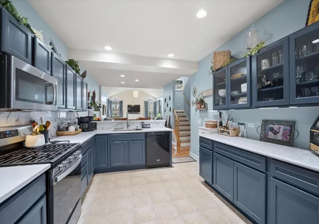 Listing Photo 5 - Condo for sale in building located at 640 Schumann St, Woodstock, IL 60098
