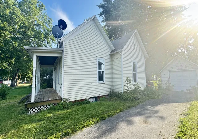 Photo 3 of Single family home for sale at 313 N Henderson St, Kenney, IL 61749 | MLS# 12710650 | Listing updated on 2026-10-15