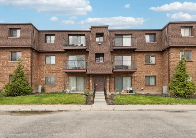 Photo 1 of Sale Pending at 702 Cobblestone Cir #D, Glenview, IL 60025 | MLS# 12710786 | Listing updated on 2026-09-24