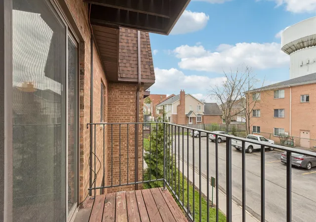Listing Photo 4 - Condo for sale in building located at 702 Cobblestone Cir, Glenview, IL 60025 - Unit #D