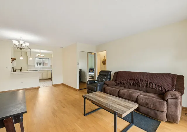 Listing Photo 5 - Condo for sale in building located at 702 Cobblestone Cir, Glenview, IL 60025 - Unit #D