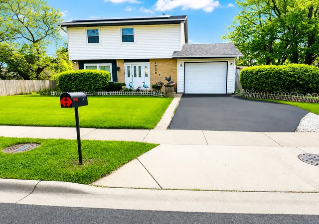 Photo 1 of Single family home for sale at 1738 Newport St, Glendale Heights, IL 60139 | MLS# 12710802 | Listing updated on 2026-10-06