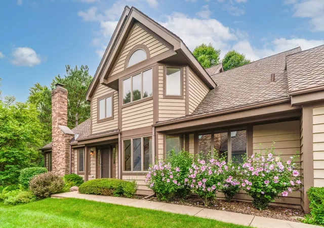 Townhouse for sale at 1902 Forest Crk Ln #1902, Libertyville, IL 60048 | MLS# 12710891
