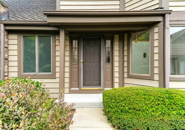 Photo 3 of Townhouse for sale at 1902 Forest Crk Ln #1902, Libertyville, IL 60048 | MLS# 12710891 | Listing updated on 2026-09-09