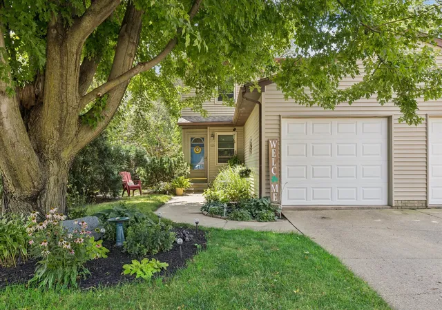 Photo 1 of Townhouse for sale at 825 Brookview Dr, De Witt, IA 52742 | MLS# 12712820 | Listing updated on 2026-10-27