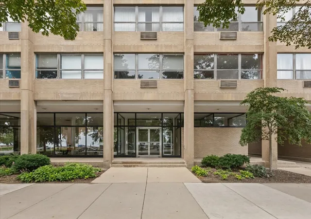 Photo 2 of Townhouse for sale at 5530 S South Shore Dr #3B, Chicago, IL 60637 | MLS# 12713257 | Listing updated on 2026-09-09