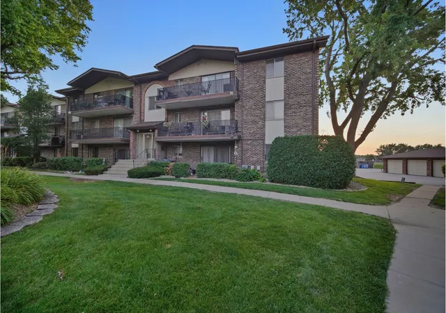 Photo 3 of Condo for sale at 13911 James Dr #1011, Crestwood, IL 60418 | MLS# 12713308 | Listing updated on 2026-09-13