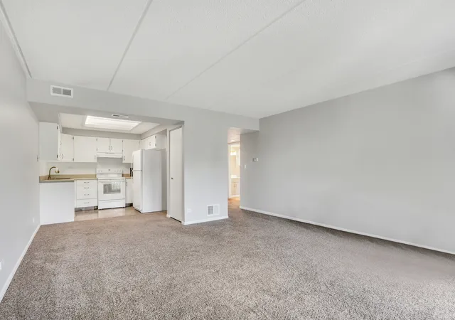 Listing Photo 4 - Condo for sale in building located at 917 Vose Dr, Gurnee, IL 60031 - Unit #405