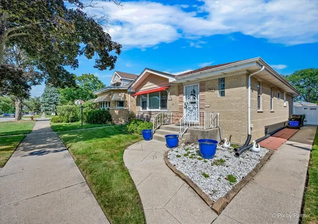 Photo 3 of Single family home for sale at 743 Newcastle Ave, Westchester, IL 60154 | MLS# 12713762 | Listing updated on 2026-09-30
