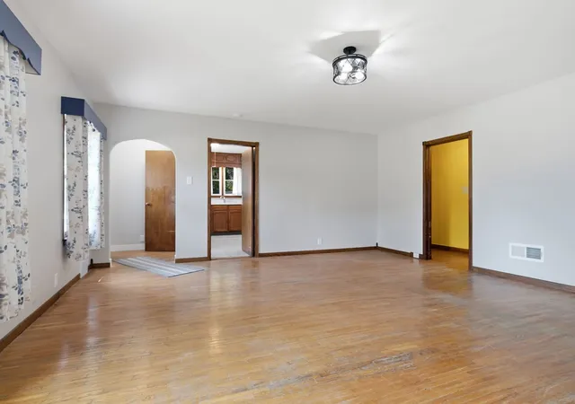 Photo 3 of Single family home for sale at 1426 E Morrell St, Streator, IL 61364 | MLS# 12714219 | Listing updated on 2026-10-11