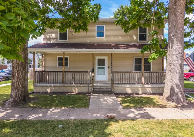 Photo 1 of Single family home for sale at 521 W Water St, Pontiac, IL 61764 | MLS# 12714616 | Listing updated on 2026-09-15