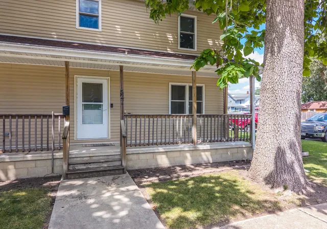 Photo 3 of Single family home for sale at 521 W Water St, Pontiac, IL 61764 | MLS# 12714616 | Listing updated on 2026-09-15