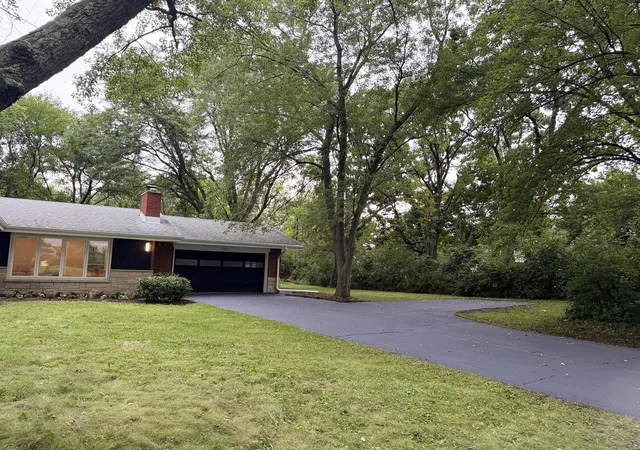 Photo 3 of Single family home for sale at 2815 Skyline Dr, Crystal Lake, IL 60012 | MLS# 12714749 | Listing updated on 2026-09-15