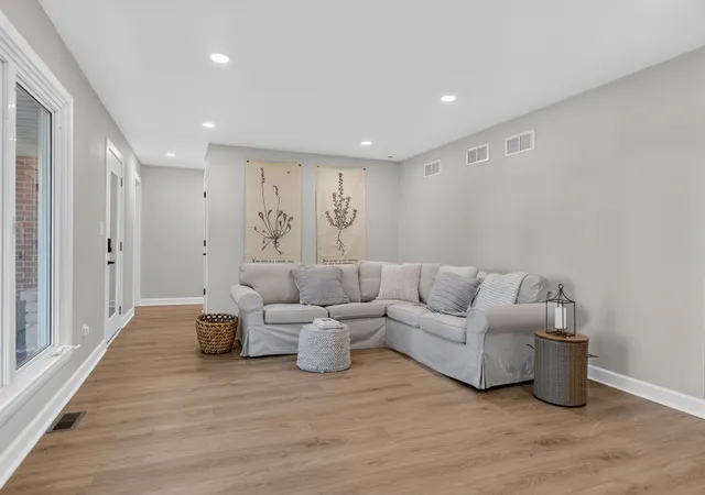 Photo 4 of Single family home for sale at 2815 Skyline Dr, Crystal Lake, IL 60012 | MLS# 12714749 | Listing updated on 2026-09-15