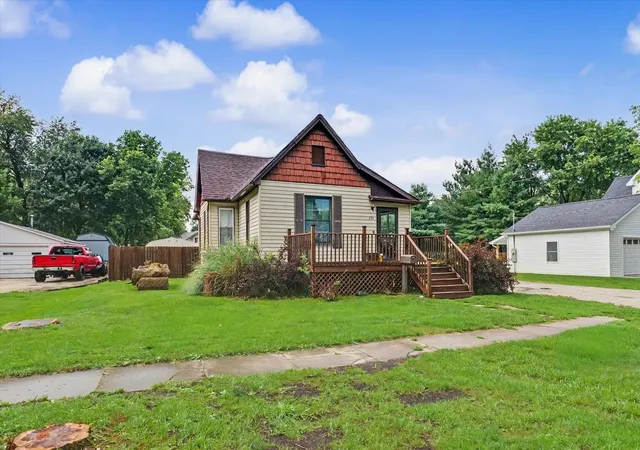 Photo 2 of Single family home for sale at 350 S Elm St, Paxton, IL 60957 | MLS# 12714908 | Listing updated on 2026-09-24