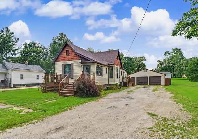 Photo 3 of Single family home for sale at 350 S Elm St, Paxton, IL 60957 | MLS# 12714908 | Listing updated on 2026-09-24