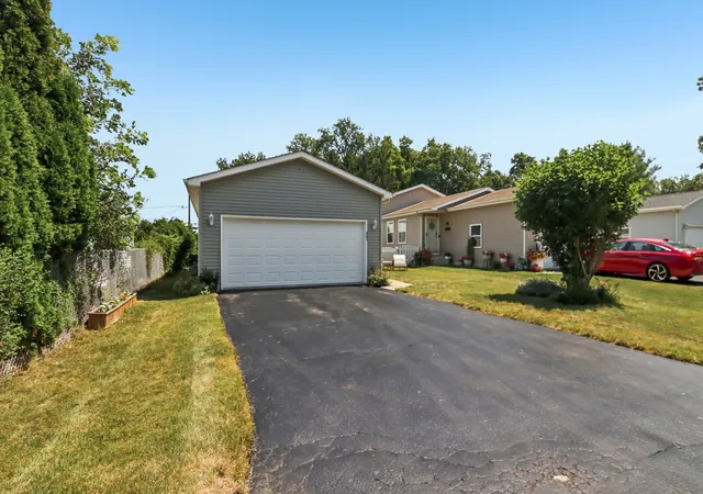 Photo 2 of Single family home for sale at 407 Grandview Dr, Round Lake Park, IL 60073 | MLS# 12715339 | Listing updated on 2026-09-15