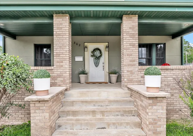 Photo 4 of Single family home for sale at 302 9th Street, Silvis, IL 61282 | MLS# 12716697 | Listing updated on 2026-09-15