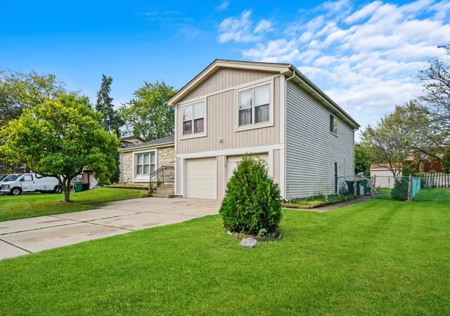 Photo 1 of Single family home for sale at 304 Sutherland Ln, Bloomingdale, IL 60108 | MLS# 12716865 | Listing updated on 2026-09-14