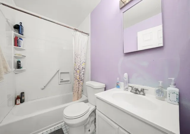 Photo 4 of Single family home for sale at 304 Sutherland Ln, Bloomingdale, IL 60108 | MLS# 12716865 | Listing updated on 2026-10-29