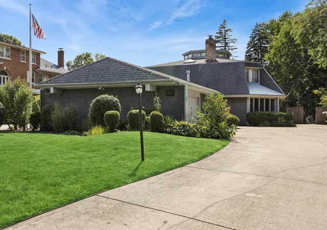 Photo 1 of Single family home for sale at 820 Ashland Ave, River Forest, IL 60305 | MLS# 12717438 | Listing updated on 2026-09-11