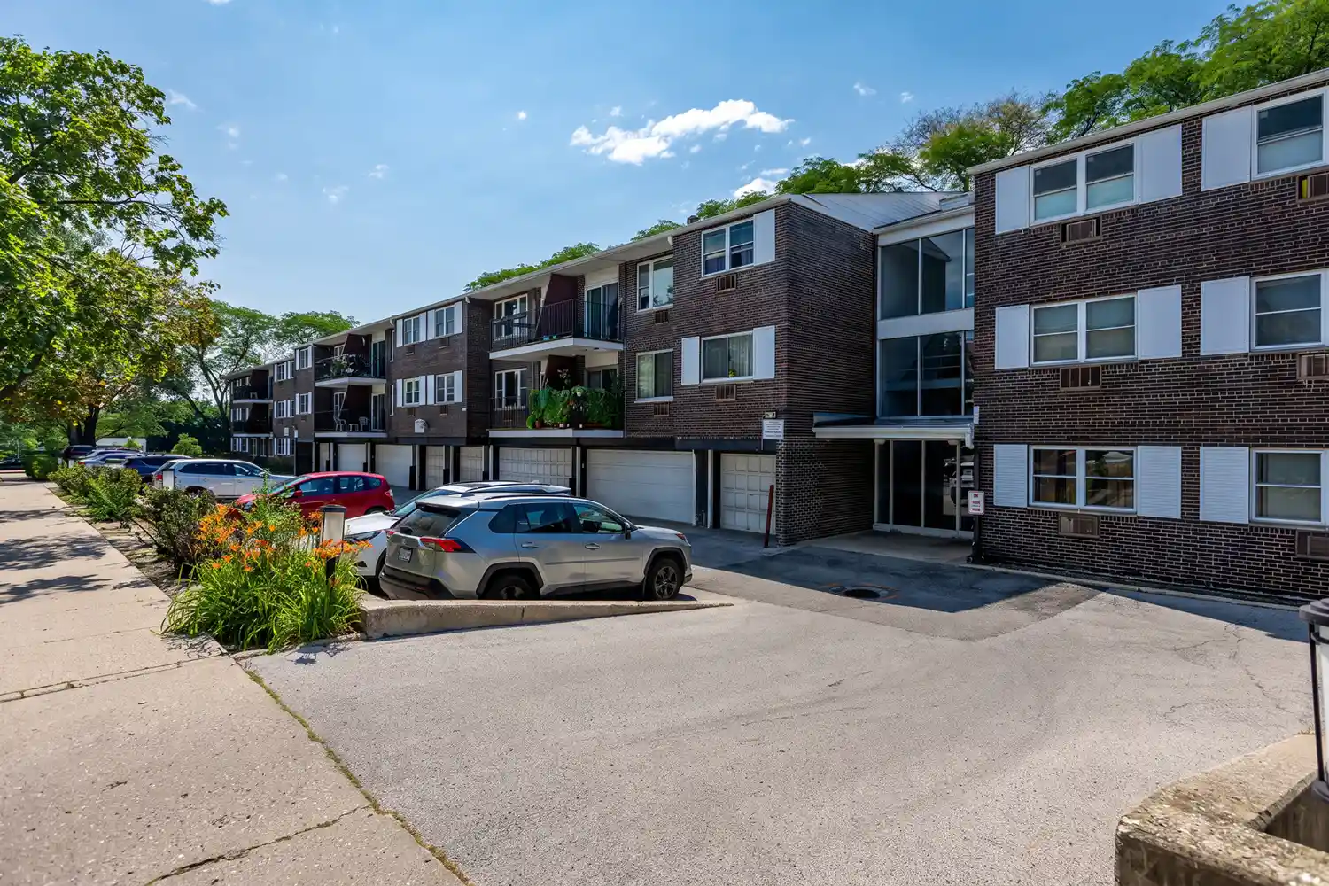 Listing Photo 2 - Condo for sale in 8712 Skokie Blvd located at 8712 Skokie Blvd, Skokie, IL 60077 - Unit #1I