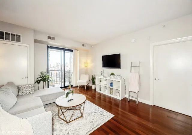 Listing Photo 4 - Condo for sale in building located at 451 W Huron St, Chicago, IL 60654 - Unit #1003