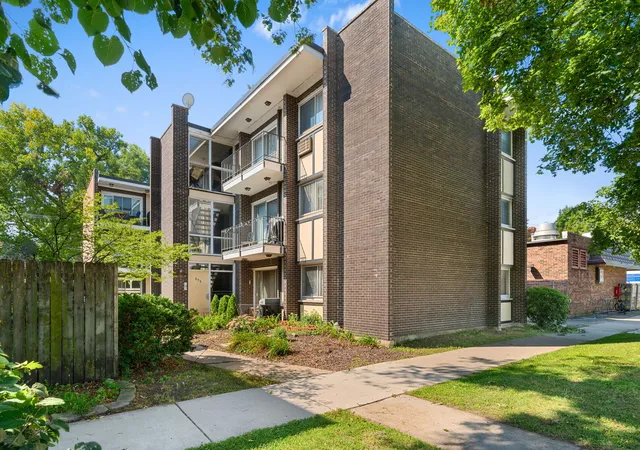 Listing Photo 2 - Condo for sale in building located at 653 S Blvd, Oak Park, IL 60302 - Unit #101S