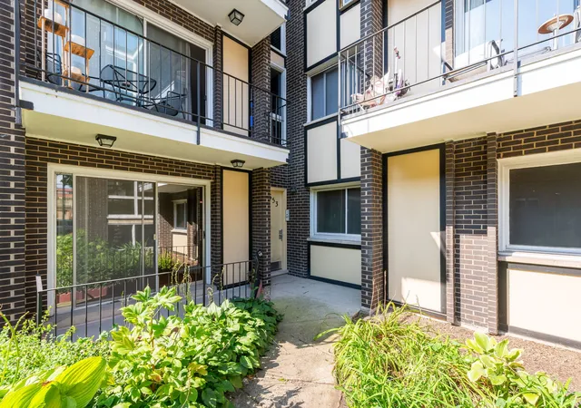 Listing Photo 3 - Condo for sale in building located at 653 S Blvd, Oak Park, IL 60302 - Unit #101S