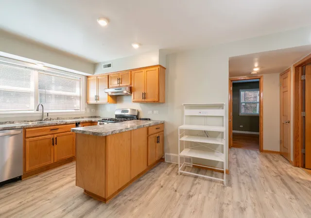 Listing Photo 4 - Condo for sale in building located at 653 S Blvd, Oak Park, IL 60302 - Unit #101S