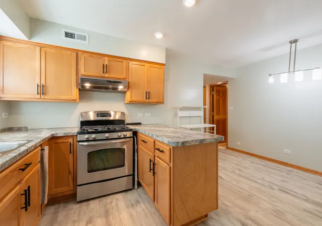 Listing Photo 5 - Condo for sale in building located at 653 S Blvd, Oak Park, IL 60302 - Unit #101S