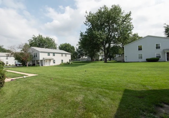 Photo 4 of Condo for sale at 1380 N Glen Cir #B, Aurora, IL 60506 | MLS# 12718640 | Listing updated on 2026-09-26