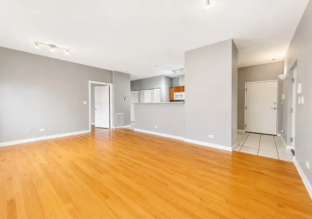 Listing Photo 5 - Condo for sale in building located at 803 E 41St St, Chicago, IL 60653 - Unit #1B