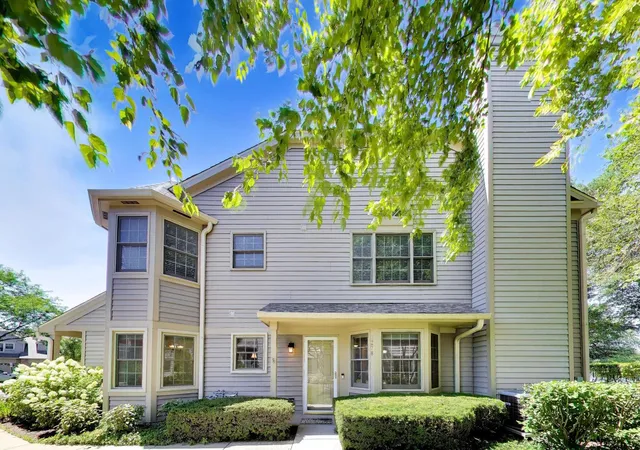 Photo 2 of Condo for sale at 3278 N Carriageway Dr #0, Arlington Heights, IL 60004 | MLS# 12719999 | Listing updated on 2026-09-14