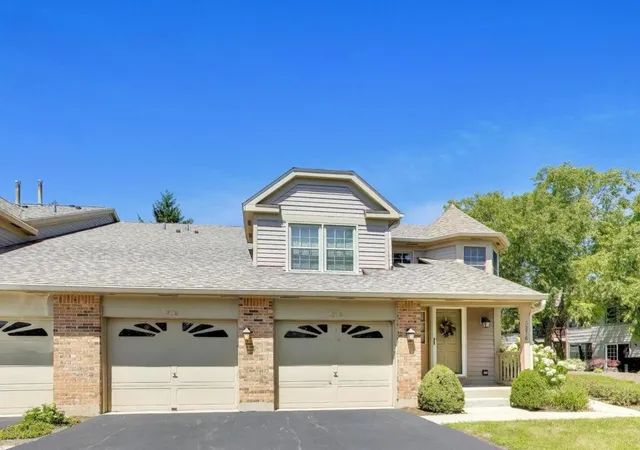 Listing Photo 4 - Condo for sale in building located at 3278 N Carriageway Dr, Arlington Heights, IL 60004 - Unit #0