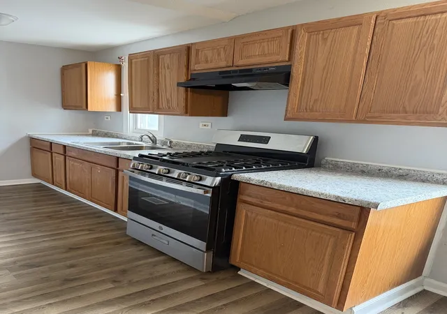Photo 3 of Single family home for sale at 557 Oak St, Waukegan, IL 60085 | MLS# 12720489 | Listing updated on 2026-10-07