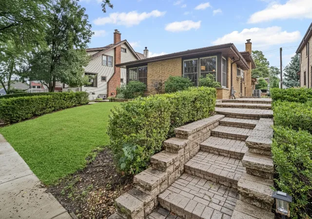 Photo 1 of Single family home for sale at 421 N Elm St, Itasca, IL 60143 | MLS# 12721533 | Listing updated on 2026-09-15