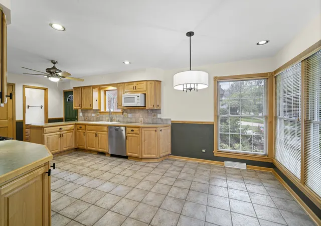 Photo 3 of Single family home for sale at 421 N Elm St, Itasca, IL 60143 | MLS# 12721533 | Listing updated on 2026-09-15