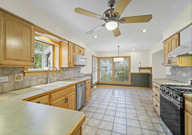 Photo 3 of Single family home for sale at 421 N Elm St, Itasca, IL 60143 | MLS# 12721533 | Listing updated on 2026-09-15