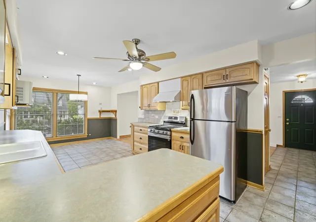 Photo 4 of Single family home for sale at 421 N Elm St, Itasca, IL 60143 | MLS# 12721533 | Listing updated on 2026-09-15