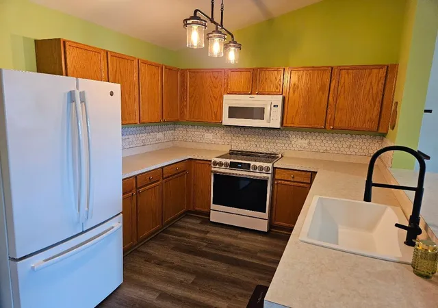 Listing Photo 4 - Condo for sale in building located at 329 Silverstone Dr, Carpentersville, IL 60110 - Unit #329